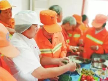 五月泉城暖心事 一只箱包传真情